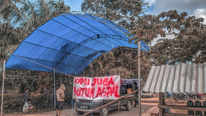 Warga menutup jalan di ruas Angata-Benua, Konawe Selatan (Konsel), Provinsi Sulawesi Tenggara (Sultra), sebagai bentuk kekecewaan kepada pemerintah yang sampai hari ini, jalan rusak disana belum tersentuh sama sekali. Foto: istimewa