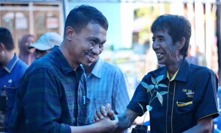 Jawab Aspirasi Masyarakat Pulonggida, Sahabuddin Beri Sejumlah Bantuan