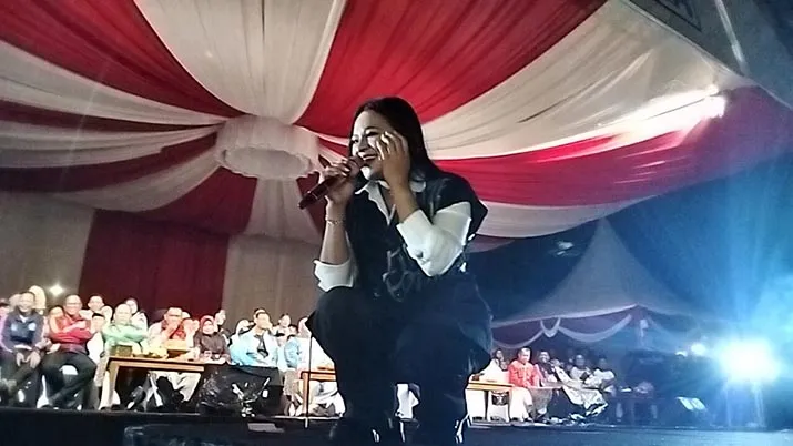 Tutup Porprov Sultra, Mitha Talahatu Buat Ribuan Penonton "Galau"