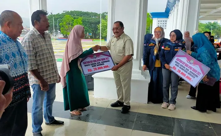 Ratusan KK di Bombana Terima Bantuan PKH, BLT dan KUBE