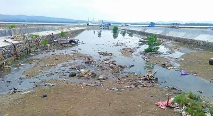 Kawasan Teluk Tak Terawat, Ali Mazi Minta Pemkot Kendari Bersihkan
