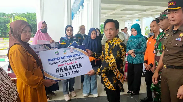 Wakil Ketua DPRD Bombana Serahkan Bantuan PKH ke Masyarakat