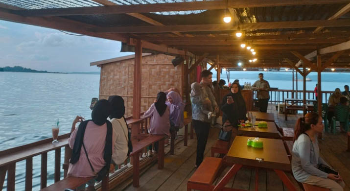 Intip Rumah Apung Warumusio di Baubau, Tawarkan Sensasi Makan Serasa di Atas Perahu