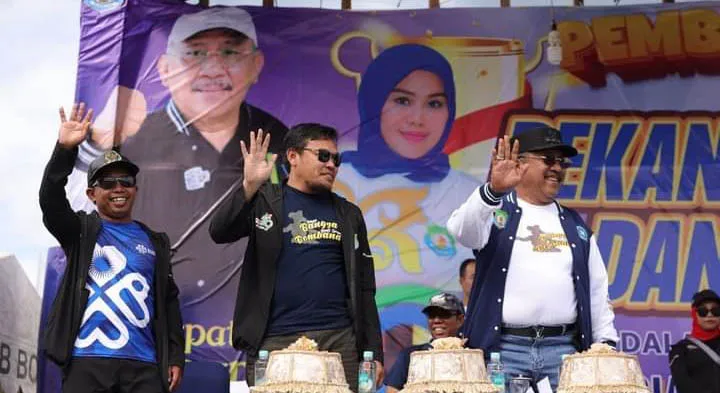 Peringati HUT Bombana, Ketua dan Wakil DPRD Meriahkan Pembukaan Porseni