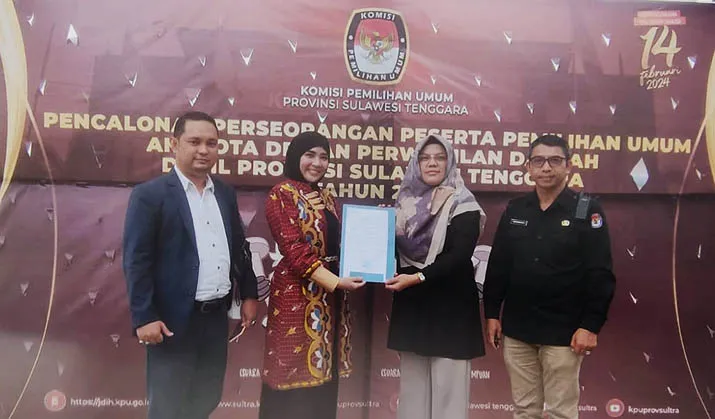 Amnaeni Dg Tabaji, Bacalon Anggota DPD RI Serahkan Dukungan ke KPU Sultra