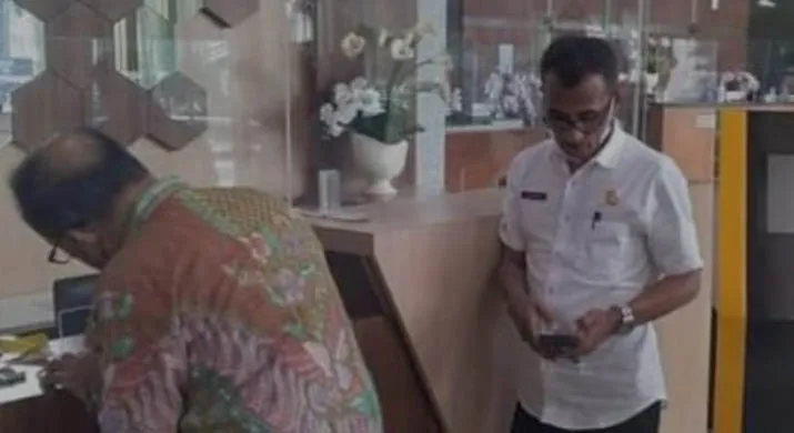Fotonya di Gedung KPK Beredar di Medsos, Ini Kata Sekda Butur