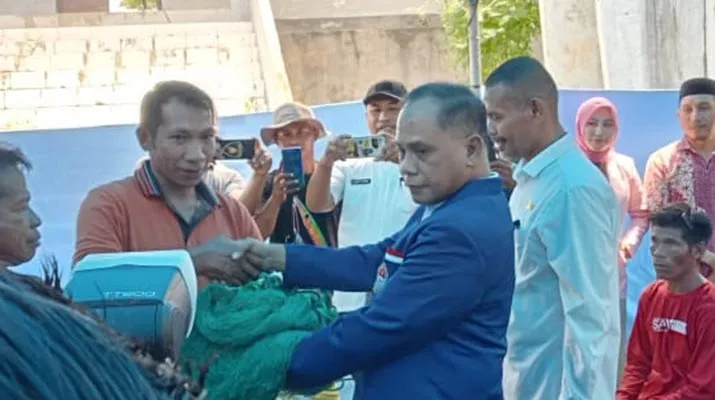 Sekda Butur Serahkan Bantuan Sarana Prasarana Perikanan Tangkap