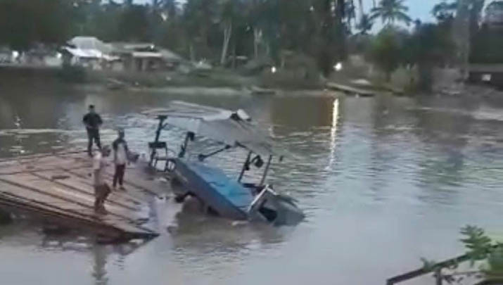 Mobil Bak Terbuka Tenggelam di Kali Konaweeha saat Menyeberang Menggunakan Pincara