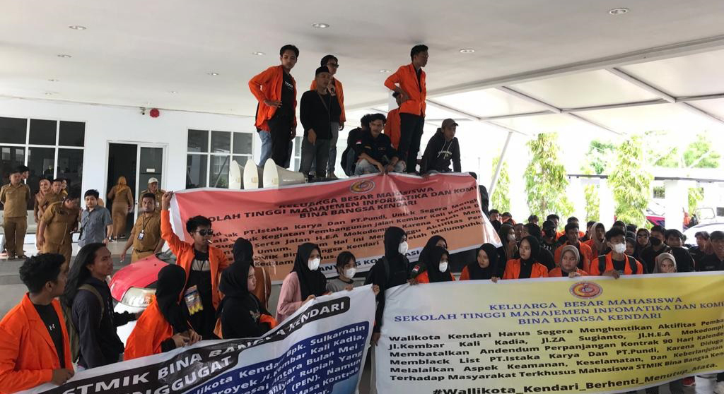 Mahasiswa STMIK Bina Bangsa Tuntut Penghentian Pembangunan Jalan Kembar Kali Kadia