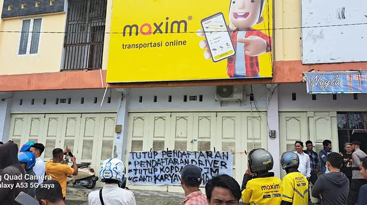 Ratusan Driver Segel Kantor Maxim Cabang Kendari