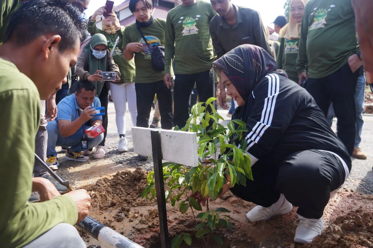 IKA FISIP UHO Kendari Hijaukan Kampus dengan Penanaman Pohon