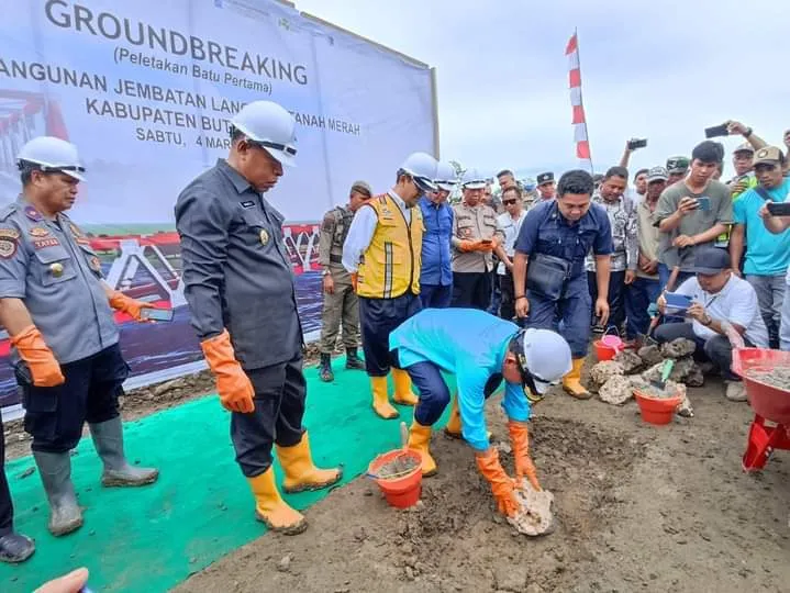 Bupati Butur Letakkan Batu Pertama Pembangunan Jembatan Langere - Tanah Merah