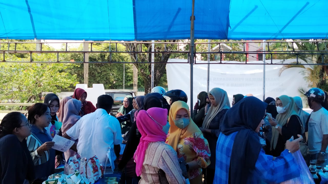 Mak-Mak Serbu Beras dan Minyak di Lapak Pasar Murah Pemprov Sultra