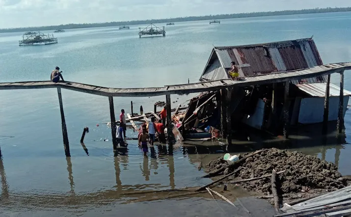 Tiang Lapuk, Rumah Warga di Mubar Roboh