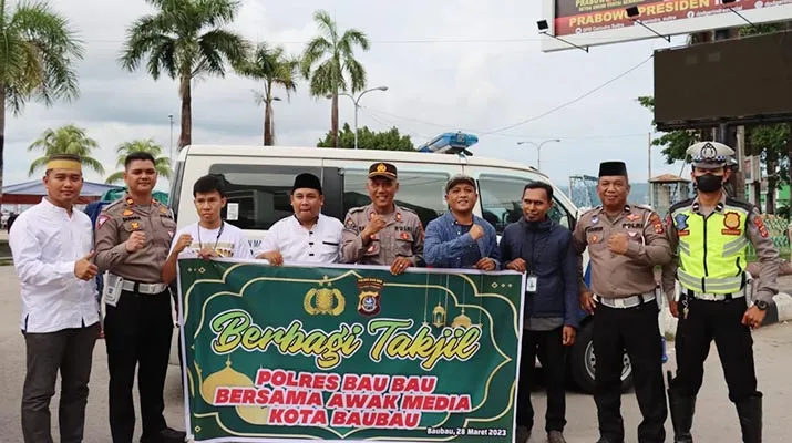 Polres Baubau dan Jurnalis Bagi-Bagi Takjil di Pantai Kamali