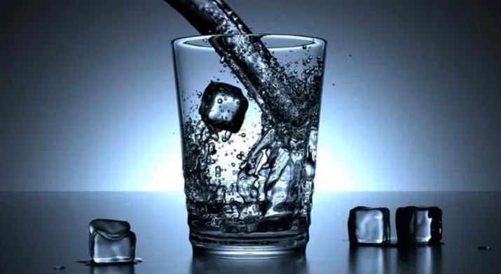 Ilustrasi bahaya minum es