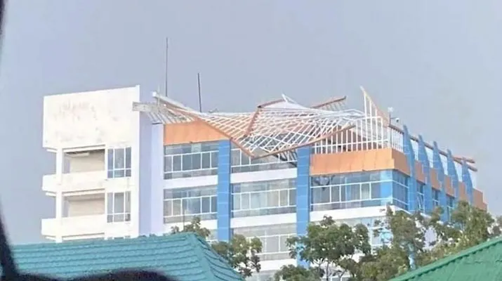 Ornamen Topping Balai Kota Kendari roboh. Foto: Istimewa