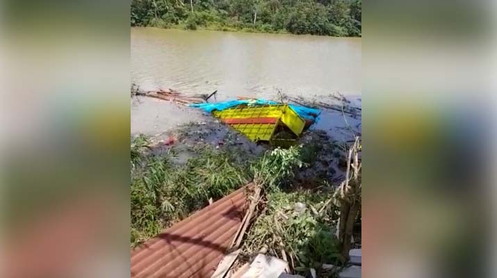 Rem Blong, Truk Hino Tabrak Rumah dan Kios Warga hingga Terjun ke Sungai Konaweeha
