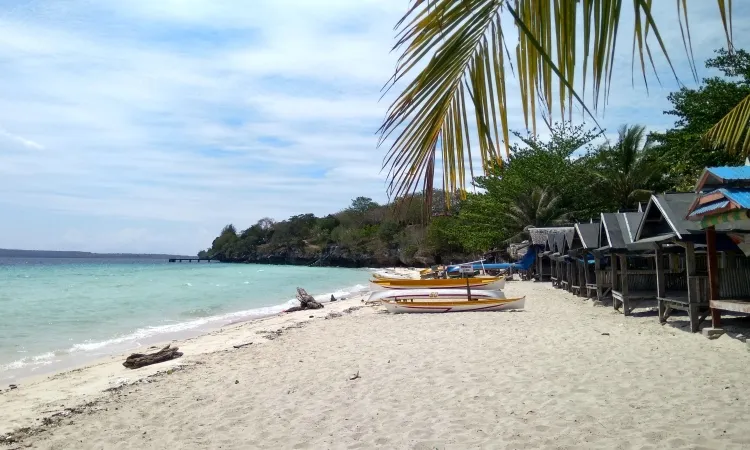 Hamparan Pasir Putih Jadi Ikon Utama Pantai Nirwana Baubau