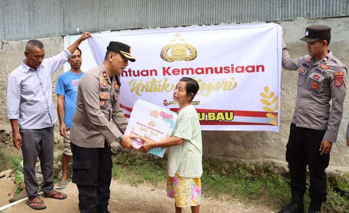 Polisi Bagikan 100 Paket Sembako pada Warga Kurang Mampu di Baubau