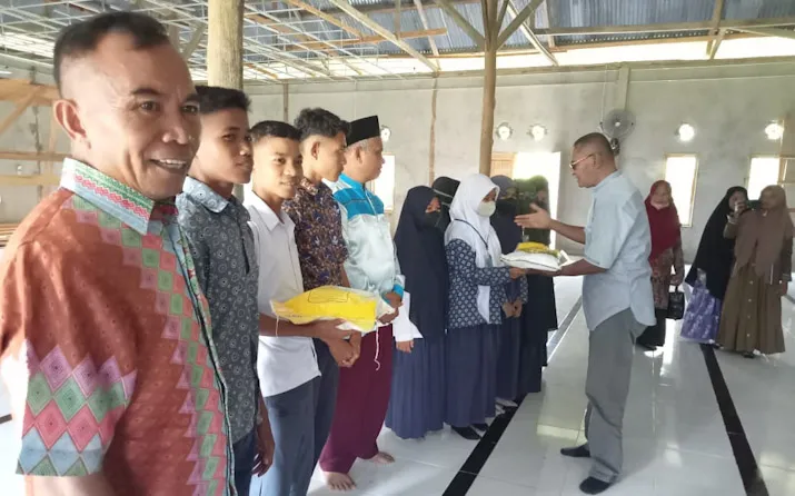 Jelang Lebaran, Bahri Beri Bantuan Beras ke Pesantren dan LKSA di Mubar