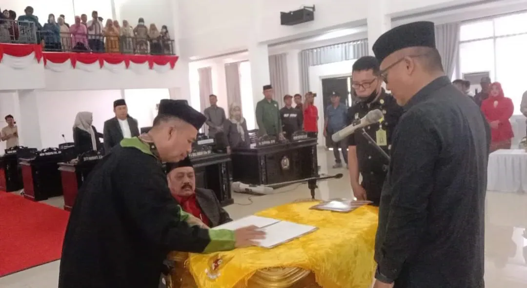 Gunakan Kursi Roda, Suharto Resmi Dilantik PAW Anggota DPRD Konawe
