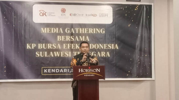 Kepala Cabang BEI Sultra, Bayu Saputra, memberikan sambutan pada kegiatan Media Gathering di Kendari. Foto: Betyrudin/Detiksultra.com