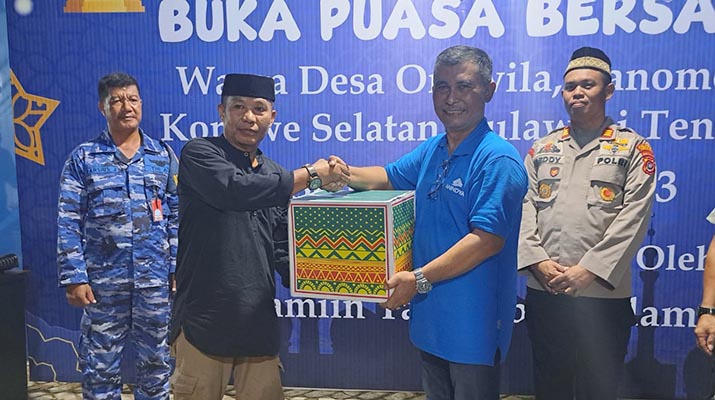 PT Anindya Wiraputra Konsult Bagikan Ratusan Paket Lebaran ke Warga Desa Onewila