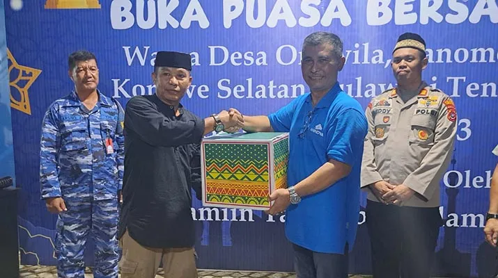 PT Anindya Wiraputra Konsult Bagikan Ratusan Paket Lebaran ke Warga Desa Onewila