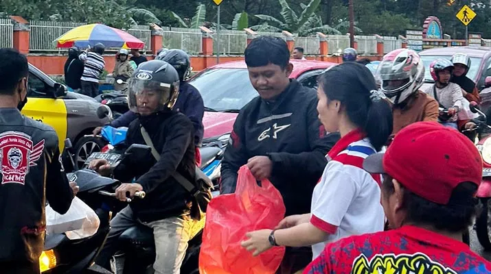 Astra Motor dan Ikatan Motor Honda Kendari Bagi-Bagi Takjil