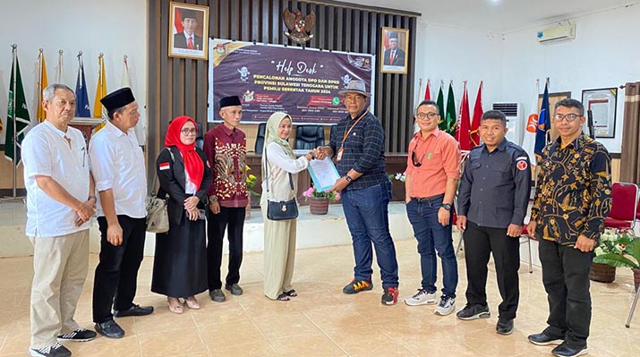 Almaghfirah Sapri, Balon Anggota DPD Dapil Sultra Pertama Mendaftar ke KPU