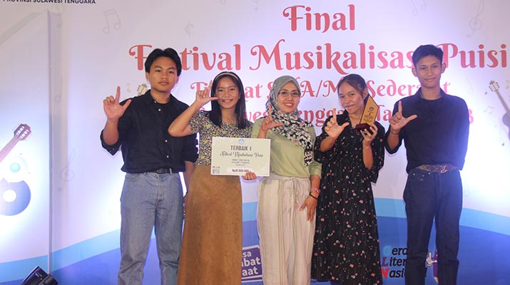SMAN 1 Kendari Raih Juara I Festival Musikalisasi KBST