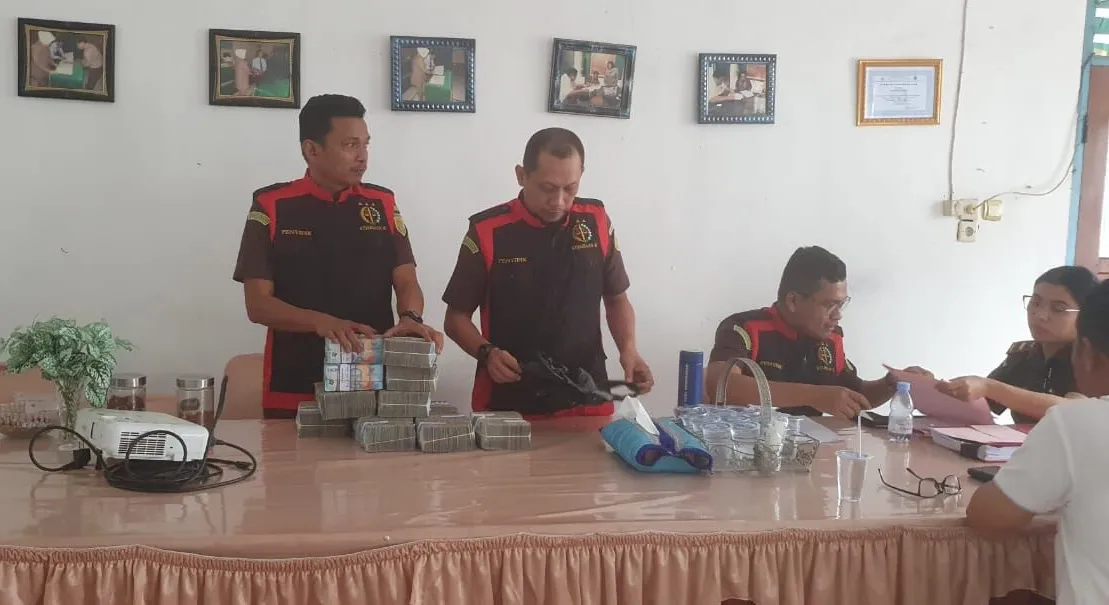 Kejari Kendari Geledah Ruang Kerja Dirut PDAM, Sita Uang 600 Juta Rupiah