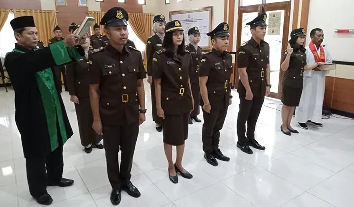 Delapan PNS Kejari Konsel Resmi Dilantik