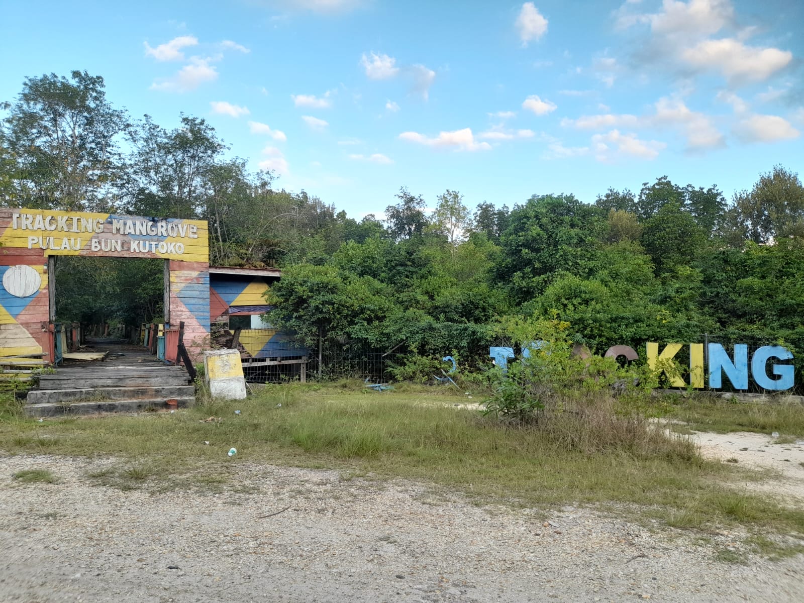 Potret Wisata Mangrove Bungkutoko yang Kini Terabaikan