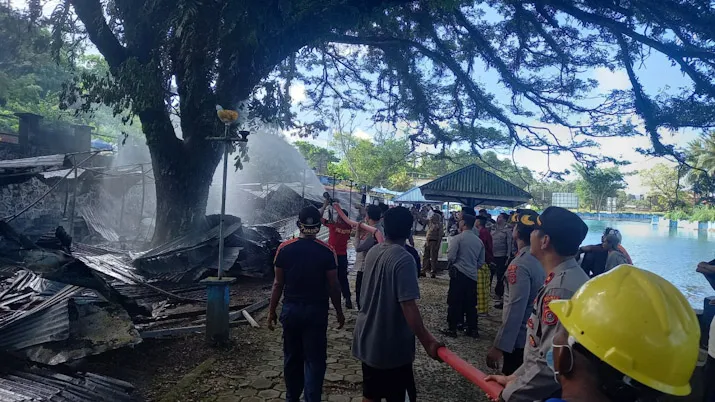 Enam Warung Makan di Area Wisata Kali Biru Buton Ludes Terbakar