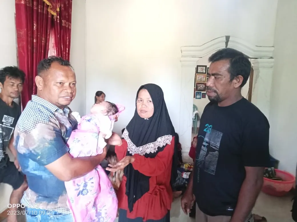 Warga Mubar Digegerkan Penemuan Bayi di Teras Rumah Warga
