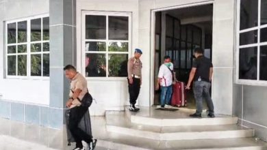 Photo of Keluar dari Kantor Bupati Muna, KPK Bawa Dua Koper Besar