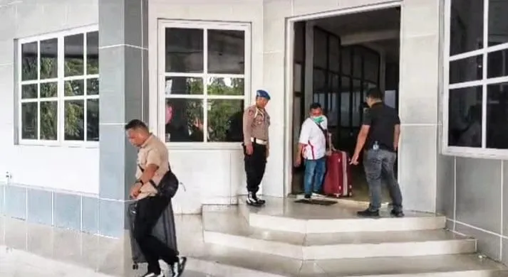 Keluar dari Kantor Bupati Muna, KPK Bawa Dua Koper Besar