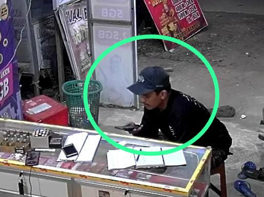 Pria di Kendari Terekam CCTV Kabur Usai Isi Saldo Dana, Pemilik Merugi Ratusan Ribu