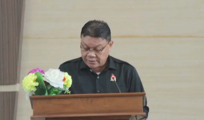 Wakil Ketua Fraksi Gerindra, Husain Machmud saat membacakan pandangan fraksi di rapat paripurna DPRD Kendari, Senin (3/7/2023). Foto: Ist