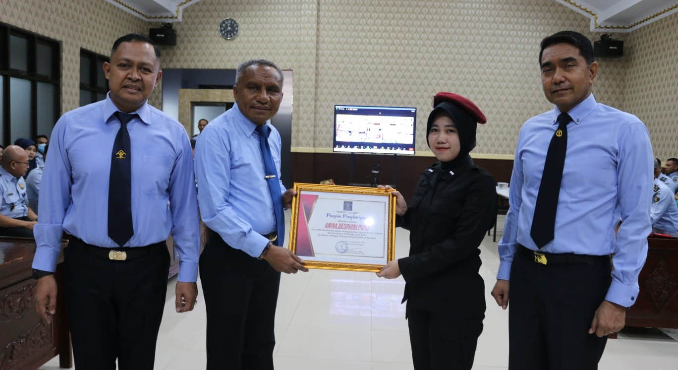 Kemenkumham Sultra Beri Penghargaan Pegawai Lapas yang Gagalkan Penyelundupan Sabu