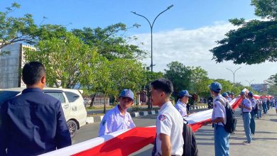 Photo of 18.374 Siswa di Sultra Bentangkan Bendera Merah Putih Sepanjang 17 Kilometer