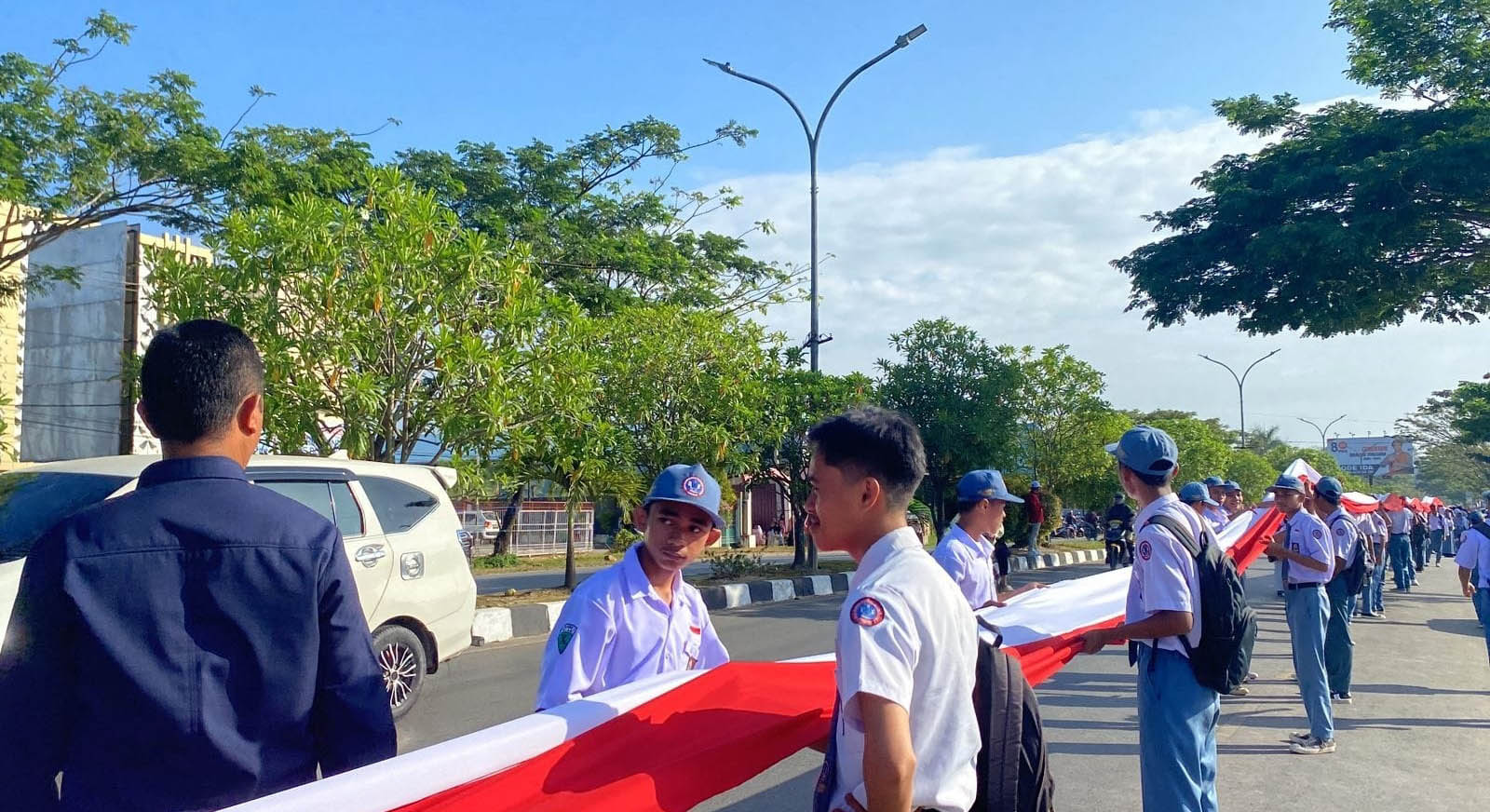 18.374 Siswa di Sultra Bentangkan Bendera Merah Putih Sepanjang 17 Kilometer
