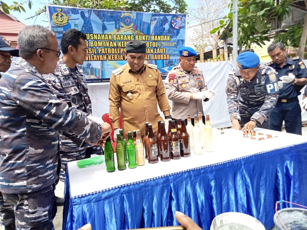 Pos TNI AL Baubau Musnahkan Barang Bukti Temuan Bom Ikan