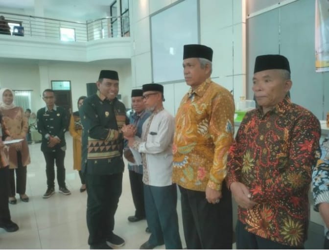 Wali Kota Baubau Serahkan Insentif Imam Masjid dan Pembina TPQ