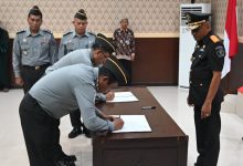 Photo of Kakanwil Kemenkumham Sultra Lantik Dua Pejabat Administrasi