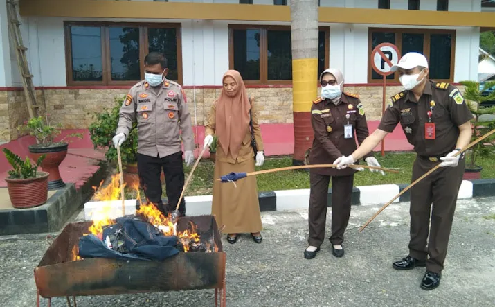 Kejari Konsel Musnahkan Barang Bukti 31 Perkara Pidana