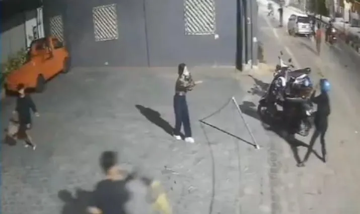 Terekam CCTV, Beberapa OTK Serang Warga di Depan Papi's Mami's Coffe and Palekko