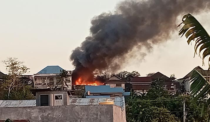 Akibat Korsleting Listrik, Rumah Tak Berpenghuni di Baubau Terbakar